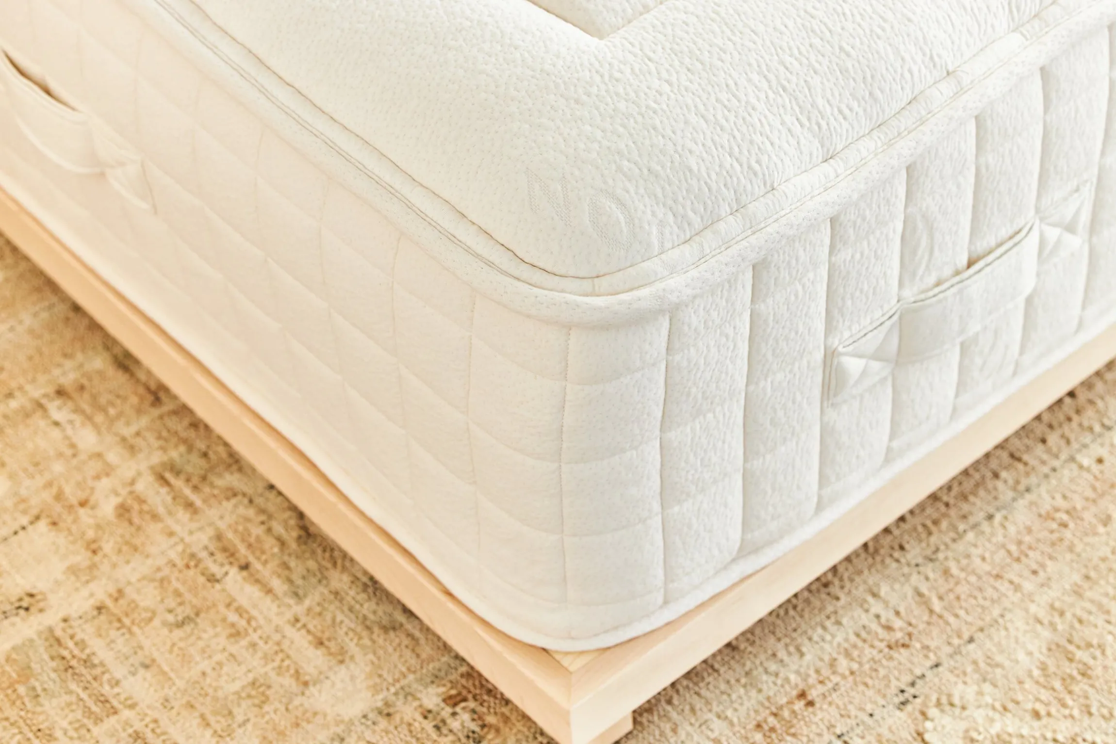 Avocado Luxury Hybrid Medium Mattress 13.25"